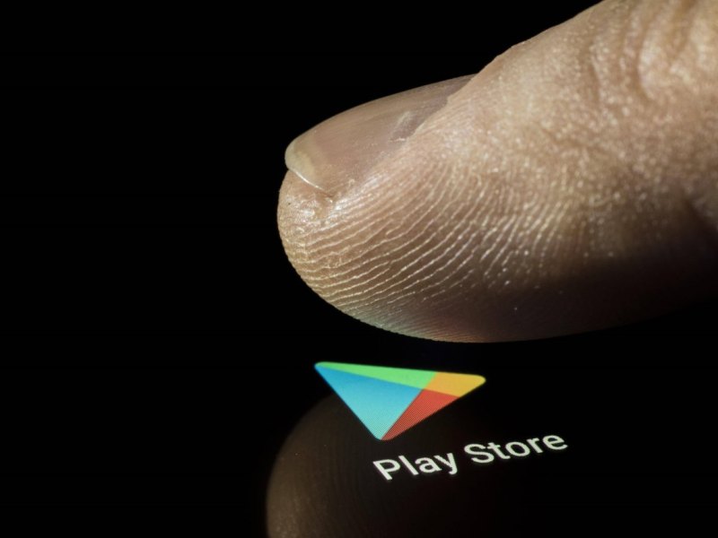 Finger drückt auf Play Store Icon