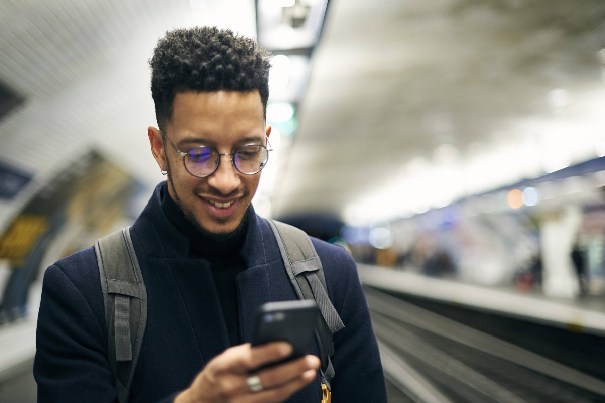 Ein Mann schaut auf sein Smartphone