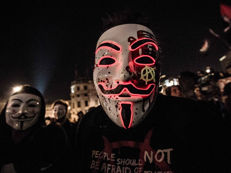 Demonstrant mit "Guy Fawkes"-Maske