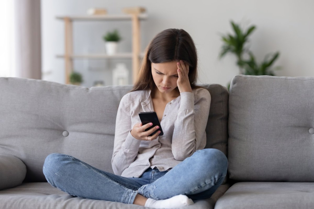 Frau auf dem Sofa mit Handy