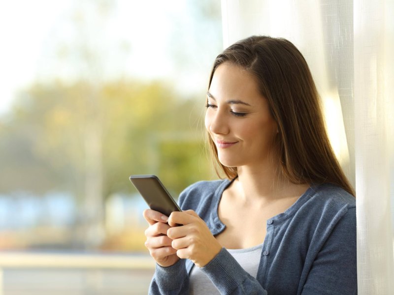 Frau mit Handy in der Hand