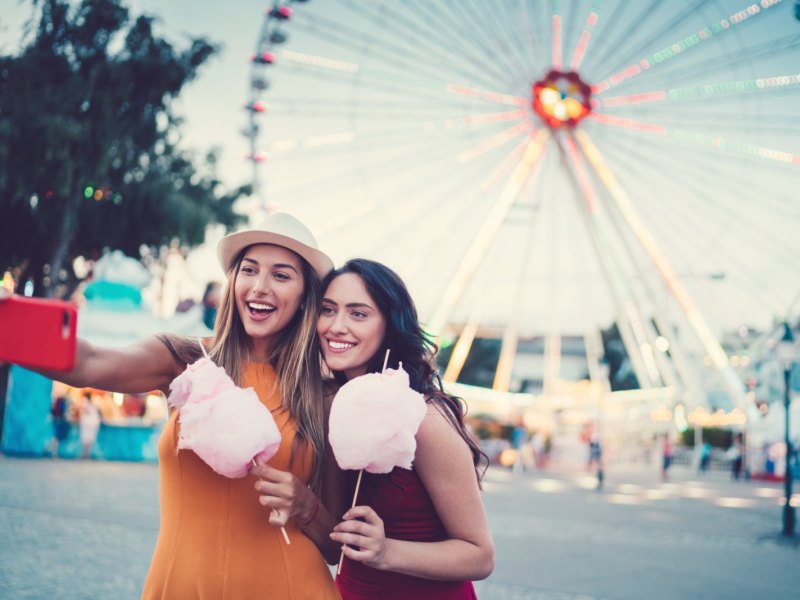 Zwei Frauen machen ein Selfie von sich.