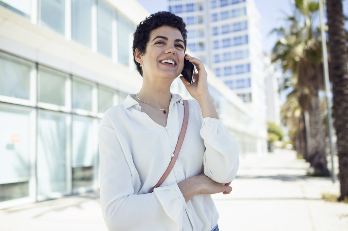 Frau telefoniert mit Handy.