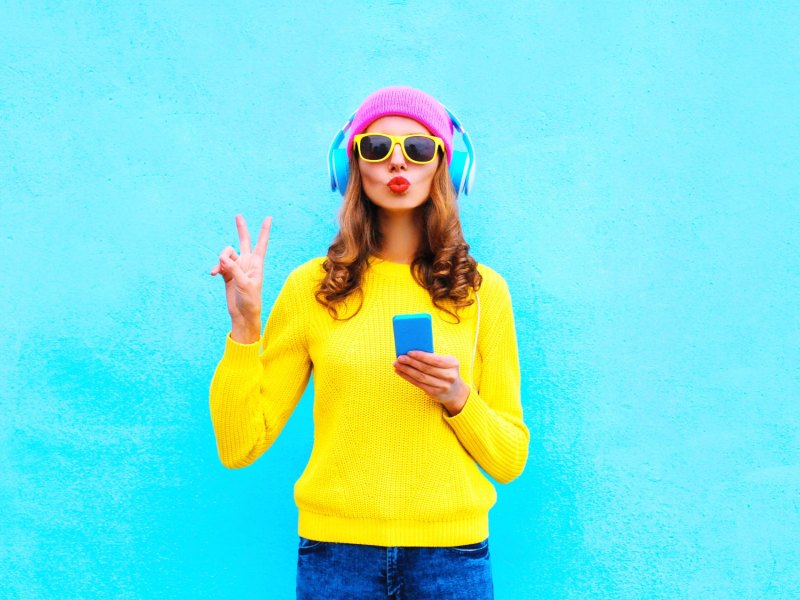 Frau mit Handy und Sonnenbrille