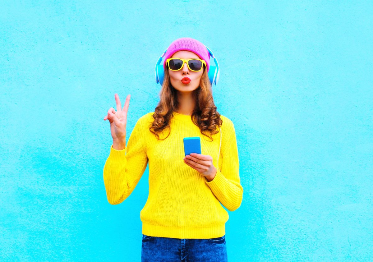 Frau mit Handy und Sonnenbrille