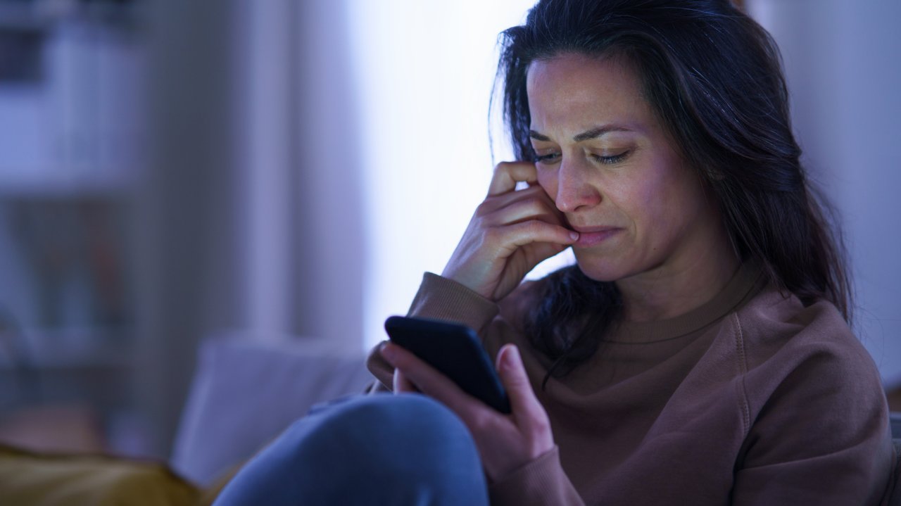 Das Handy geht nicht mehr an, doch das muss nicht so bleiben. Es gibt einige Dinge, die du selbst unternehmen kannst.