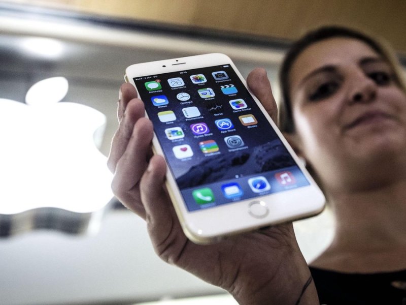 Frau mit einem weißen iPhone 6 in der Hand