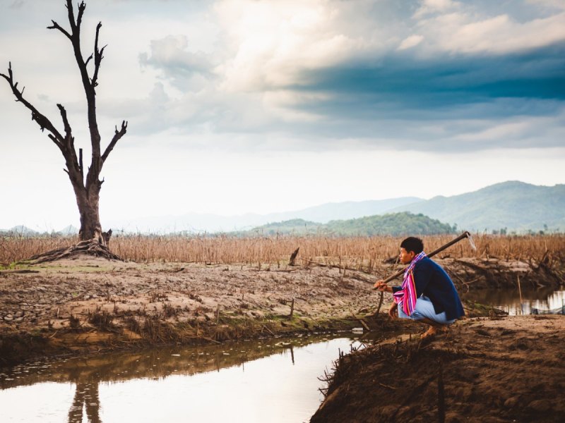 Klimawandel mann feld trocken