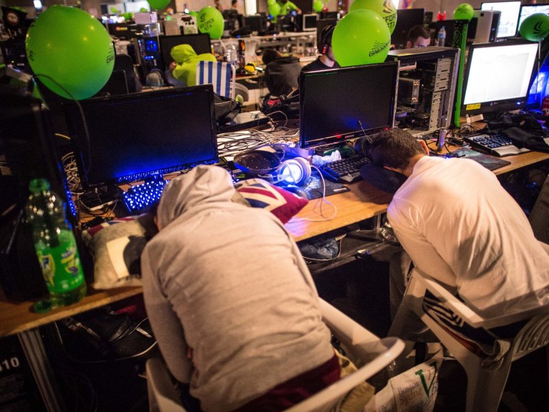 Männer schlafen bei einer LAN-Party mit dem Kopf auf der Tastatur