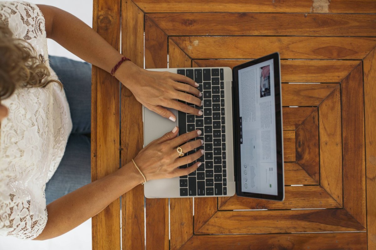 Frau tippt auf einem Laptop