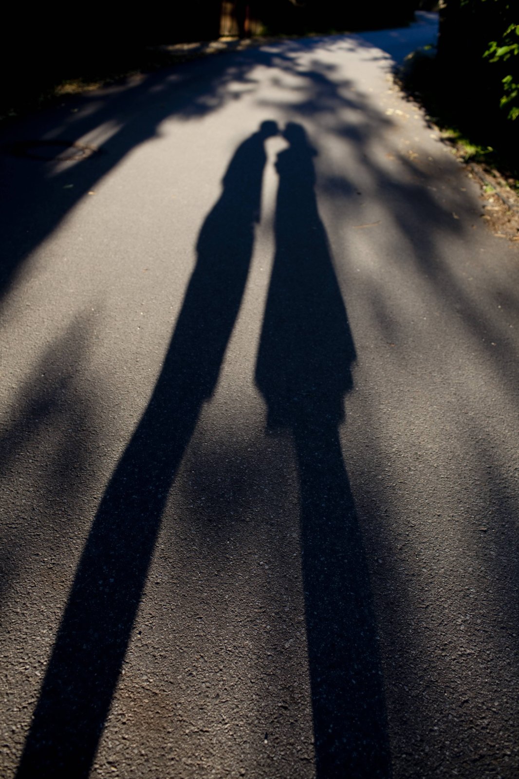 Der Schatten eines küssenden Liebespaares