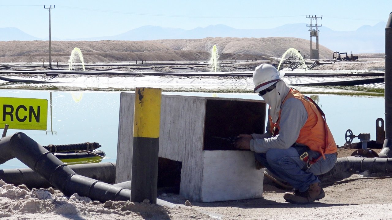 Lithium wird aus Salzseen gewonnen. 