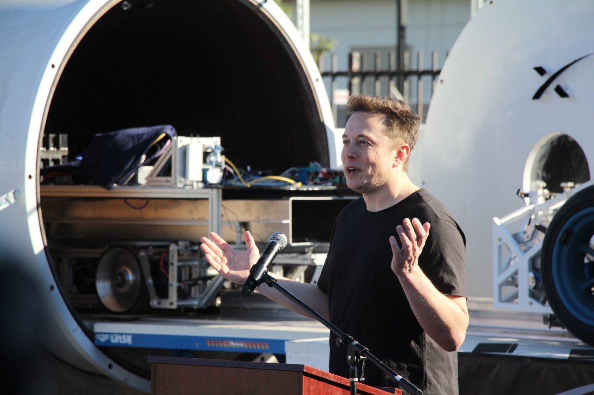 Elon Musk vor Hyperloop-Prototyp