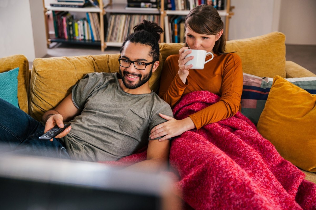 Zwei Personen auf einer Couch