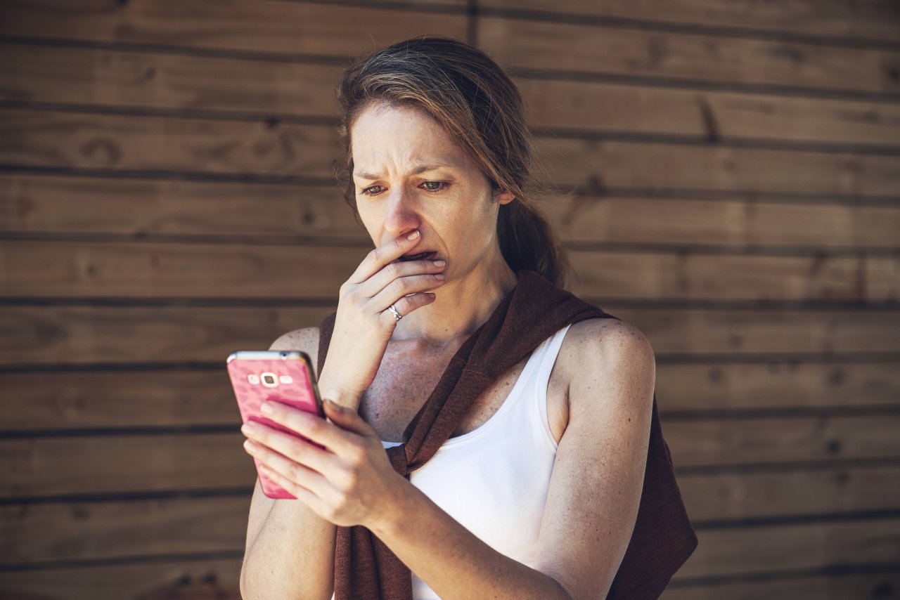 Ist jemand, der dir nahesteht, bedroht? Aus diesem Grund überlegst du vielleicht, sein Handy auszuspionieren, um seine Nachrichten heimlich zu lesen.