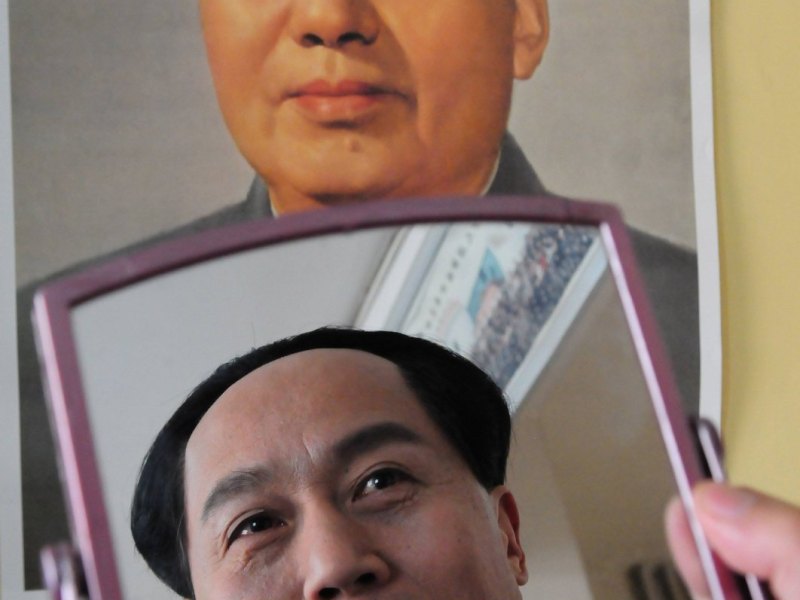 Das Bild zeigt ein Foto von Mao Zedong
