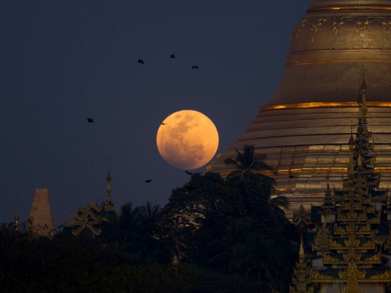 Der Jahrhundert-Mond über der Shwedagon-Pagode in Yangon