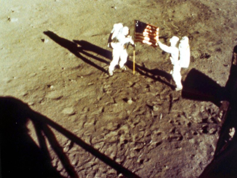 Die Astronauten Neil Armstrong und Buzz Aldrin auf dem Mond.