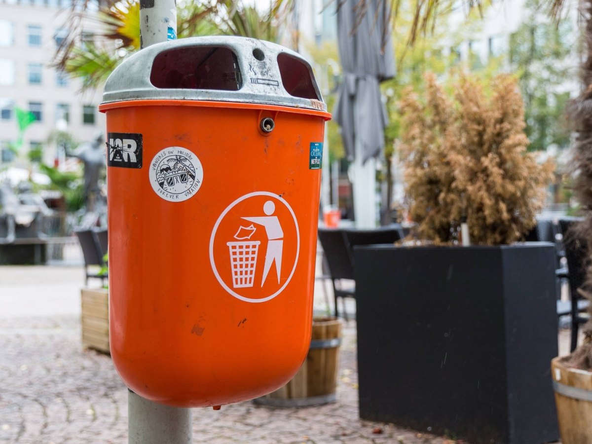 Ein Mülleimer in in der Bochumer Innenstadt