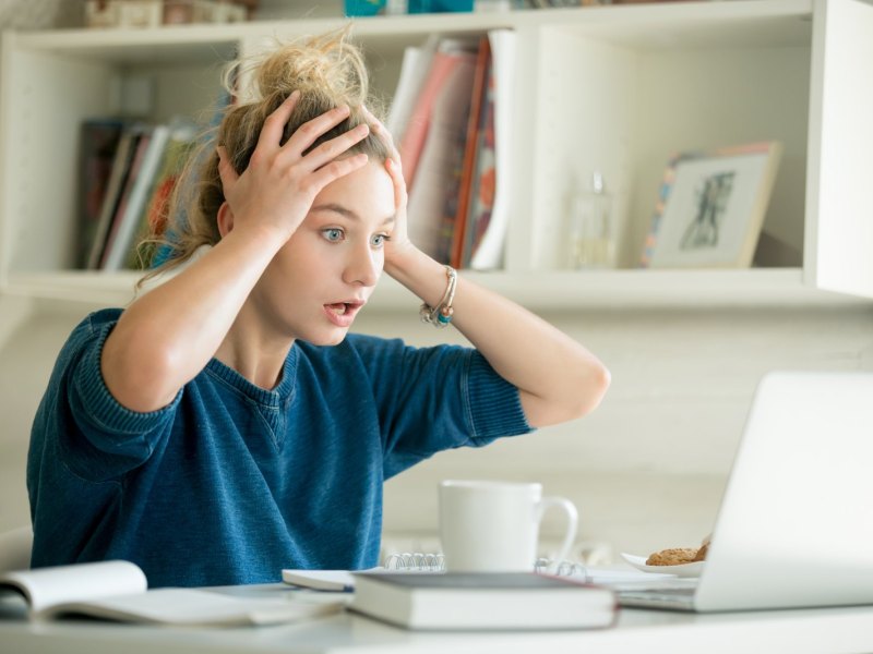 Frau verzweifelt vor dem Laptop