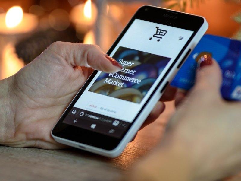 Frau benutzt einen Online-Shop auf ihrem Smartphone
