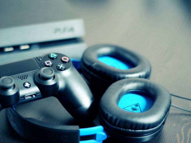 DualShock 4 liegt mit Headset neben einer PS4