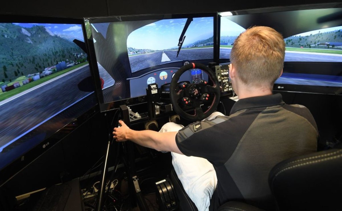 Ein Ingenieur von Pal-V sitzt in einem Simulator für das Pal-V-Flugauto.