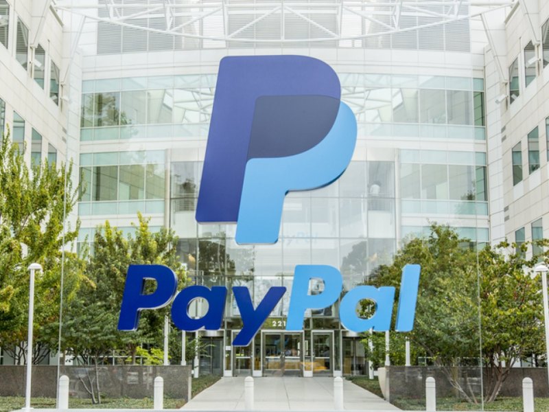 PayPal-Logo vor einem Gebäude