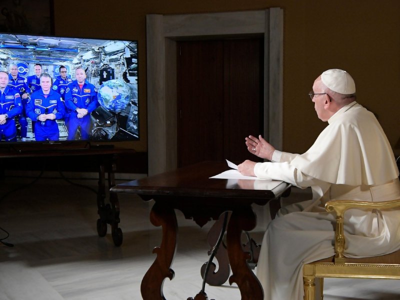 Papst Franziskus bei seinem Video-Telefonat mit den Astronauten der Raumstation ISS.