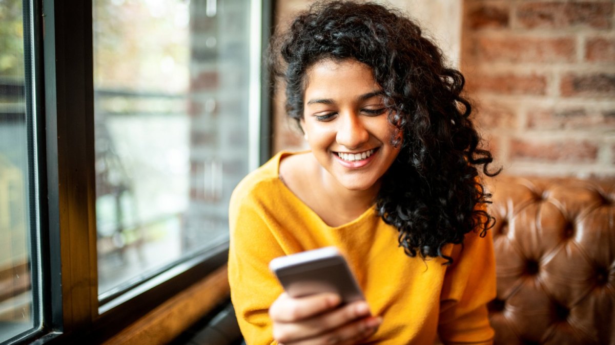 Eine Frau schaut auf ihr Smartphone