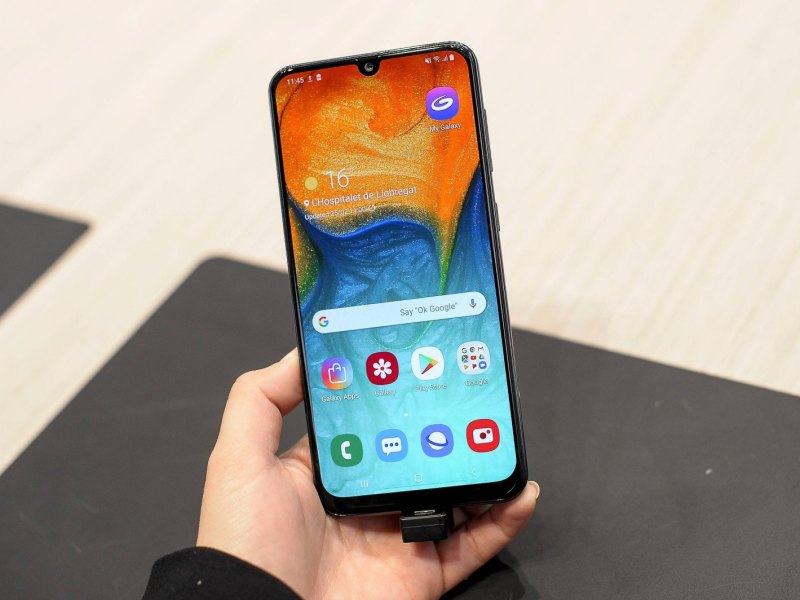 Samsung Galaxy A50 wird in der Hand gehalten.