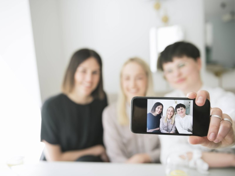 Frauen machen Selfie.