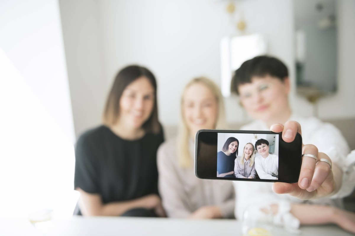 Frauen machen Selfie.