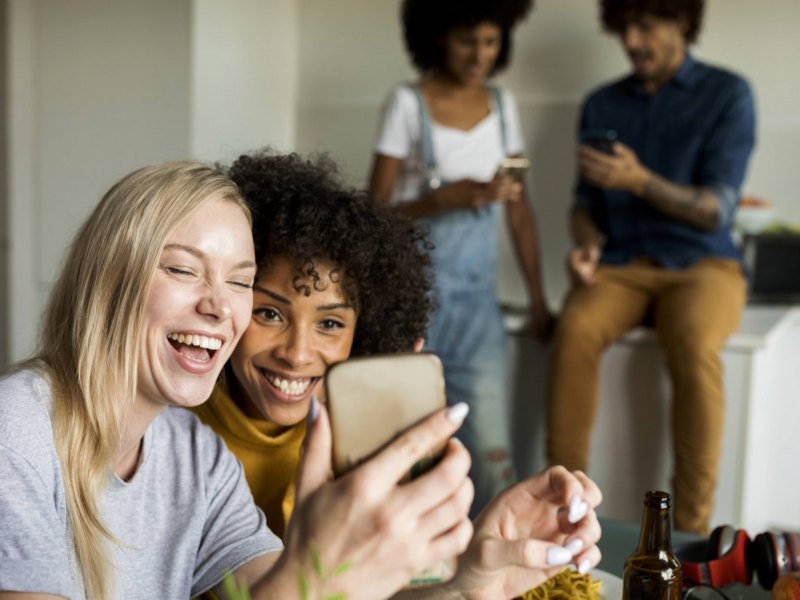 Zwei Frauen lachen und machen ein Selfie