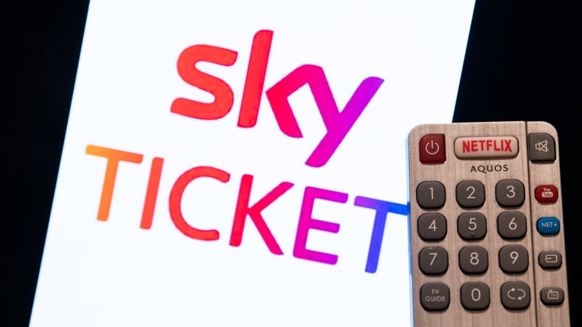 Sky Ticket Logo mit Fernbedienung daneben