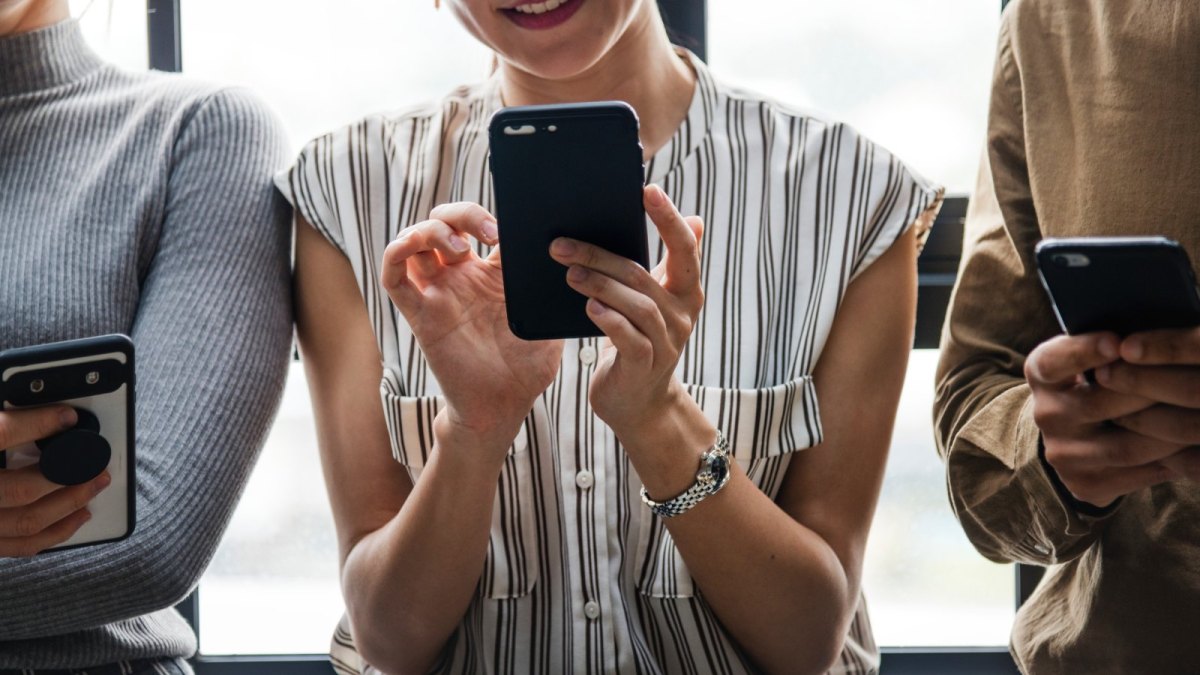 Frau mit Smartphone in der Hand