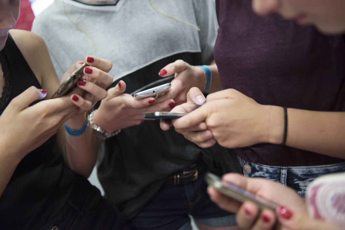 Mädchen tippen auf ihren Smartphones