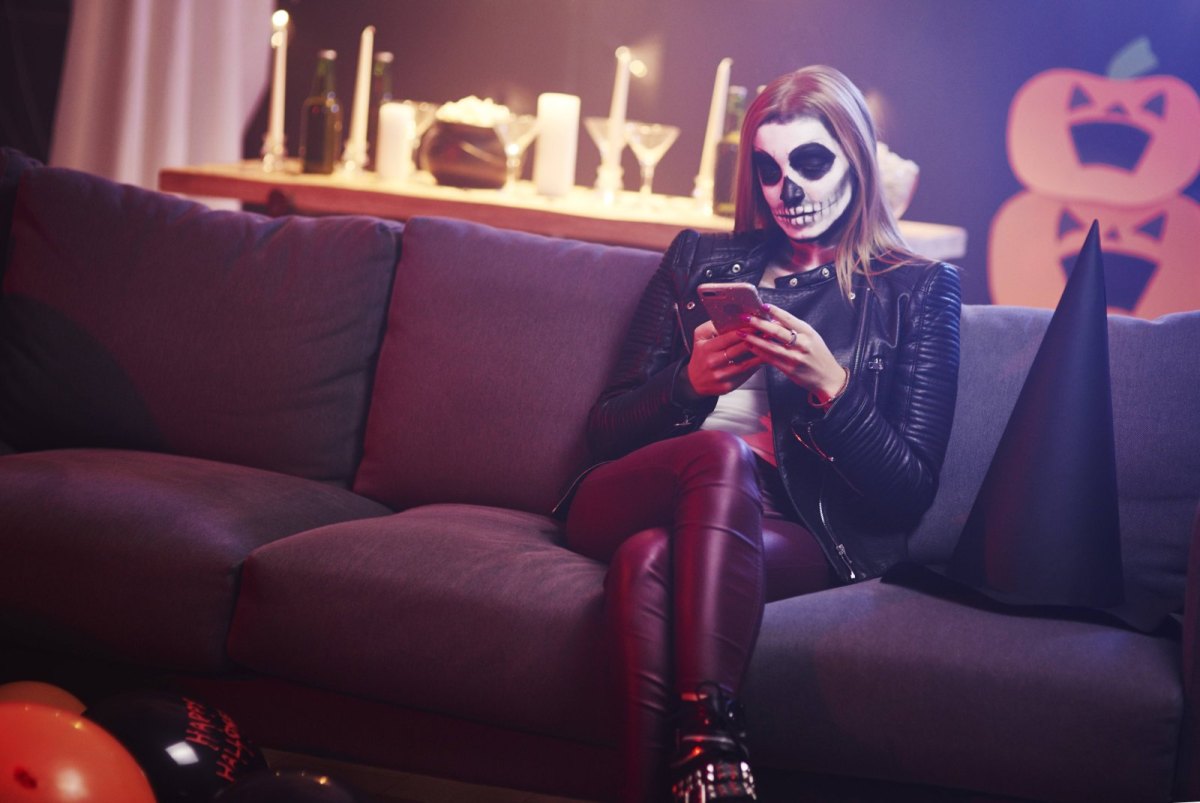 Smartphone bei einer Halloween-Party