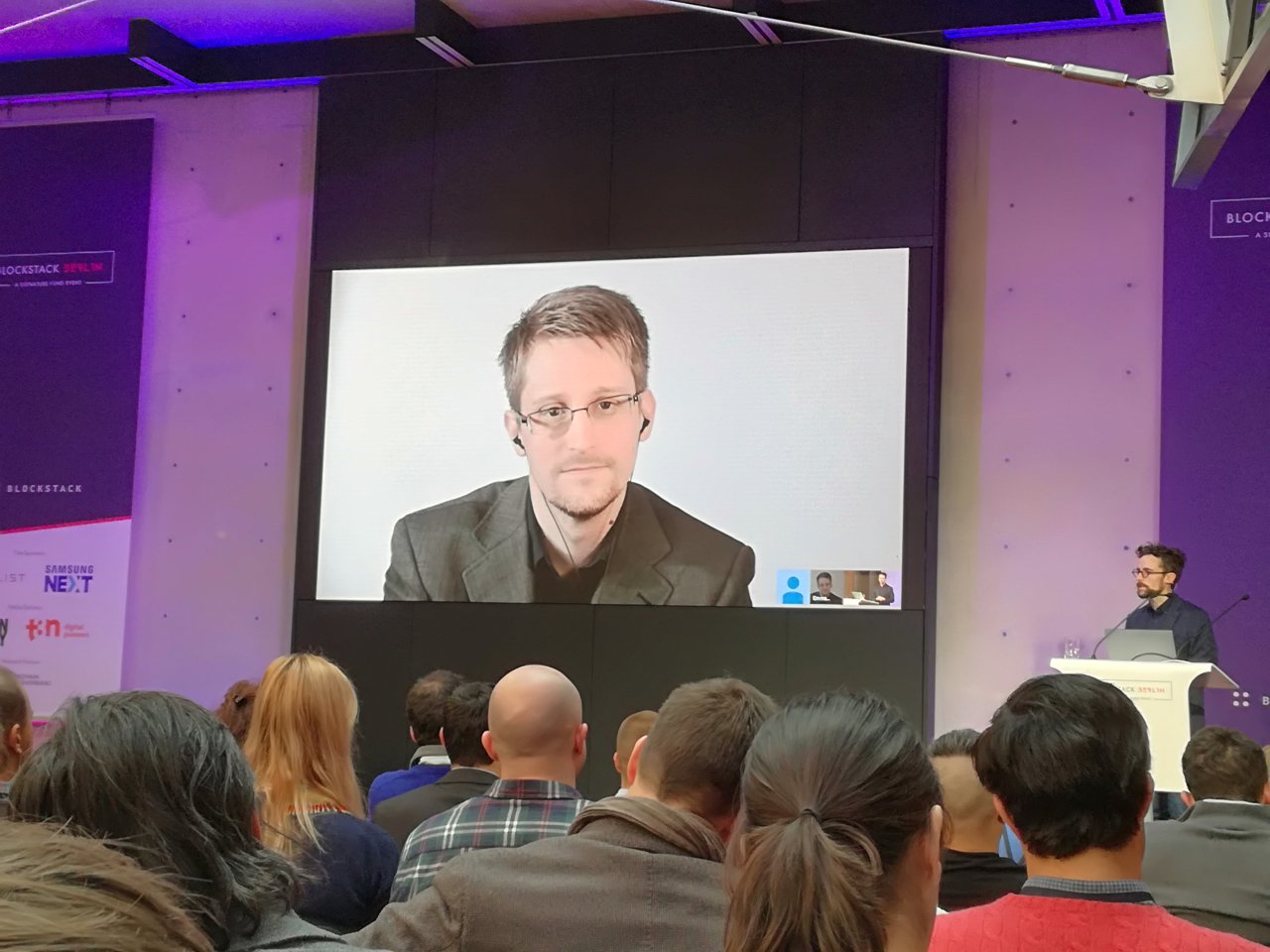 Peter Van Valkenburgh (rechts) interviewt Edward Snowden (links) via Video-Call.