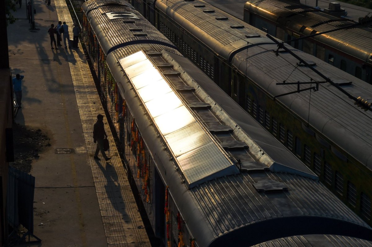 Ein Solarzug in Indien in der Abendsonne.