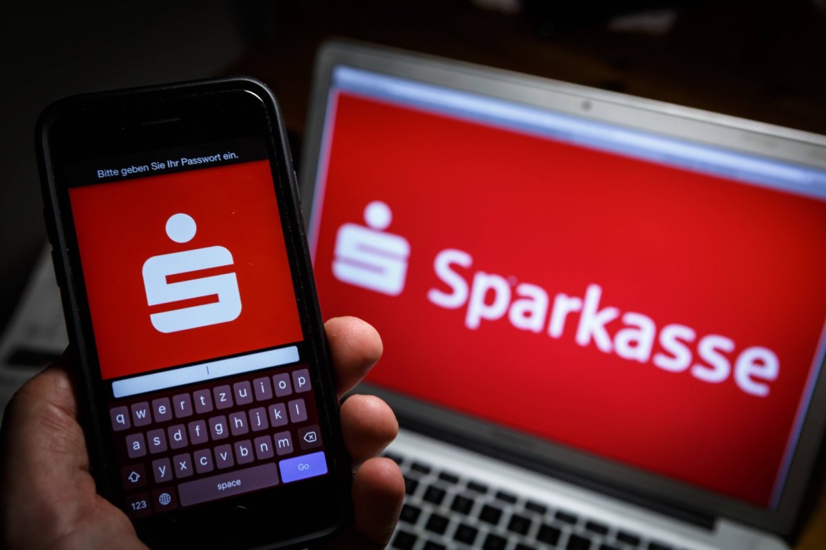 Das Sparkassen-Logo auf Handy und Laptop