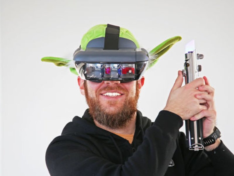 Kollege mit AR-Headset