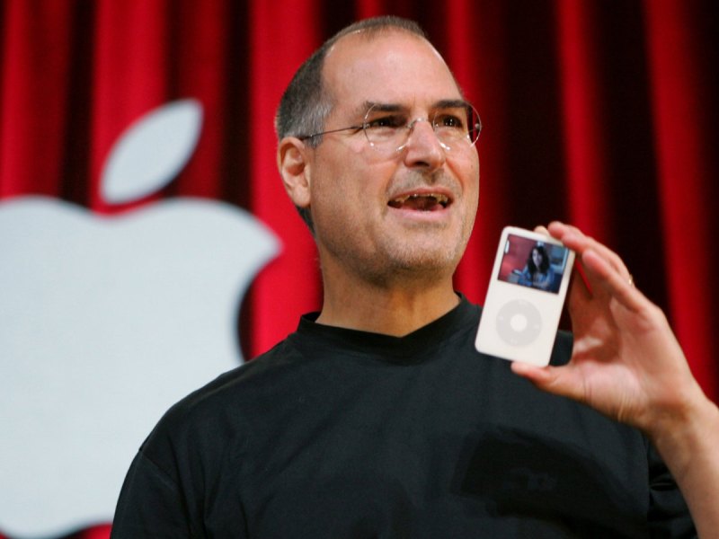 Steve Jobs mit einem iPod