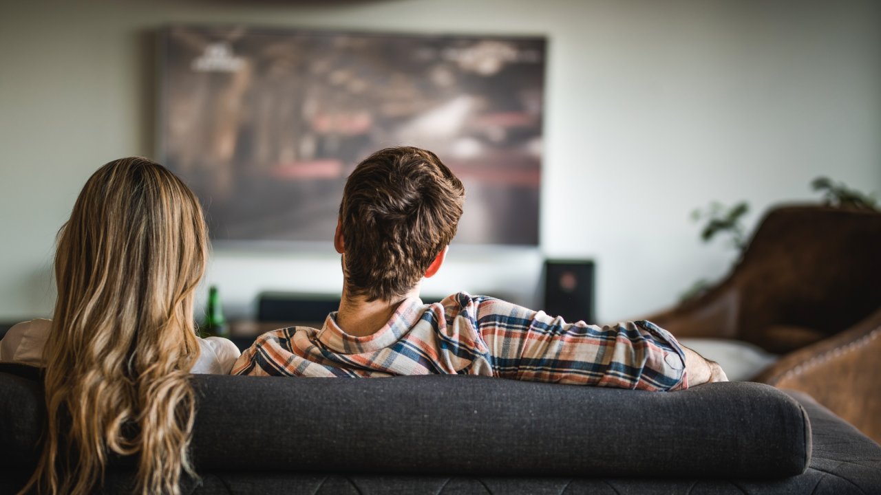 Kein Smart-TV zu Hause? Mit einem Streaming-Stick hast du trotzdem ein smartes Fernseherlebnis.