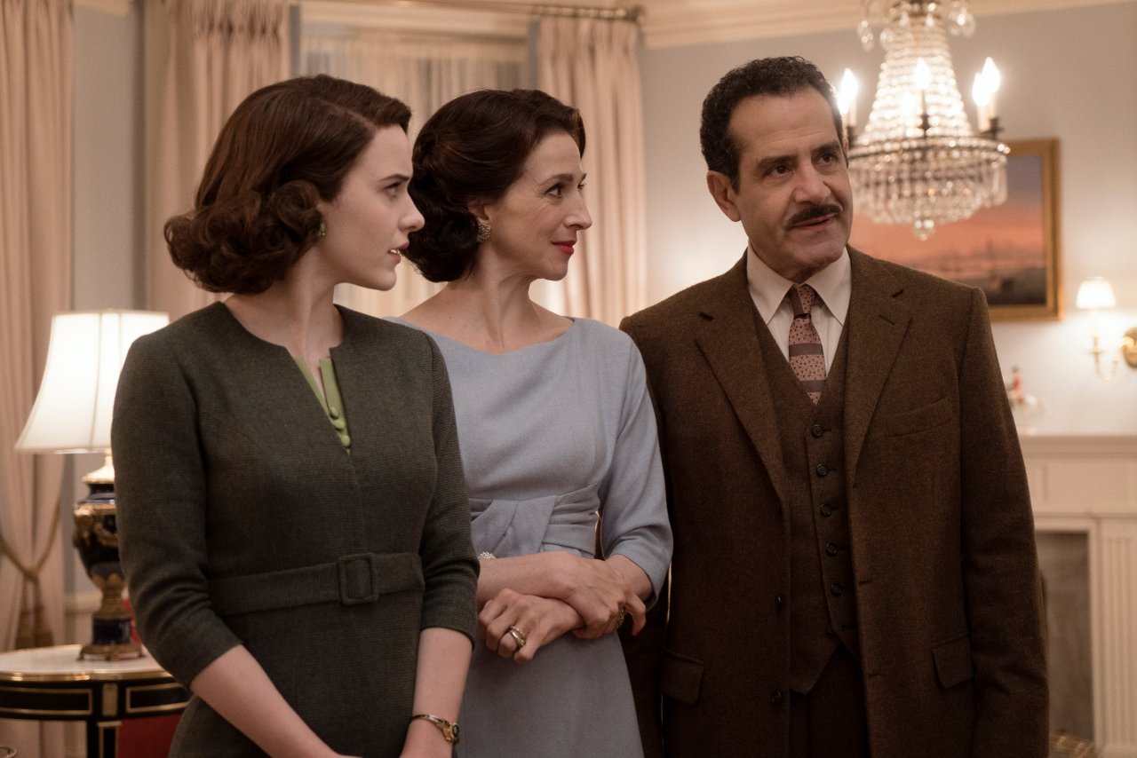 Kommt es in "The Marvelous Mrs. Maisel" Staffel 3 weiterhin zu Spannungen zwischen Midge und ihrer Familie? Diese Details verriet Tony Shalhoub vor den Emmys (rechts).