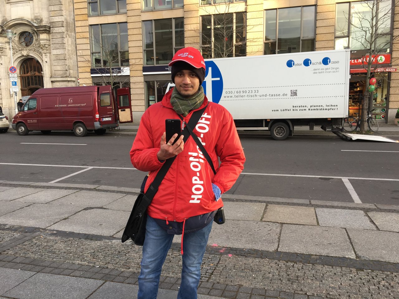 Ein Touristenführer am Gendarmenmarkt  hat sich gerade ein neues Smartphone gekauft. Nur die Radiofunktion vom alten Handy fehlt ihm.