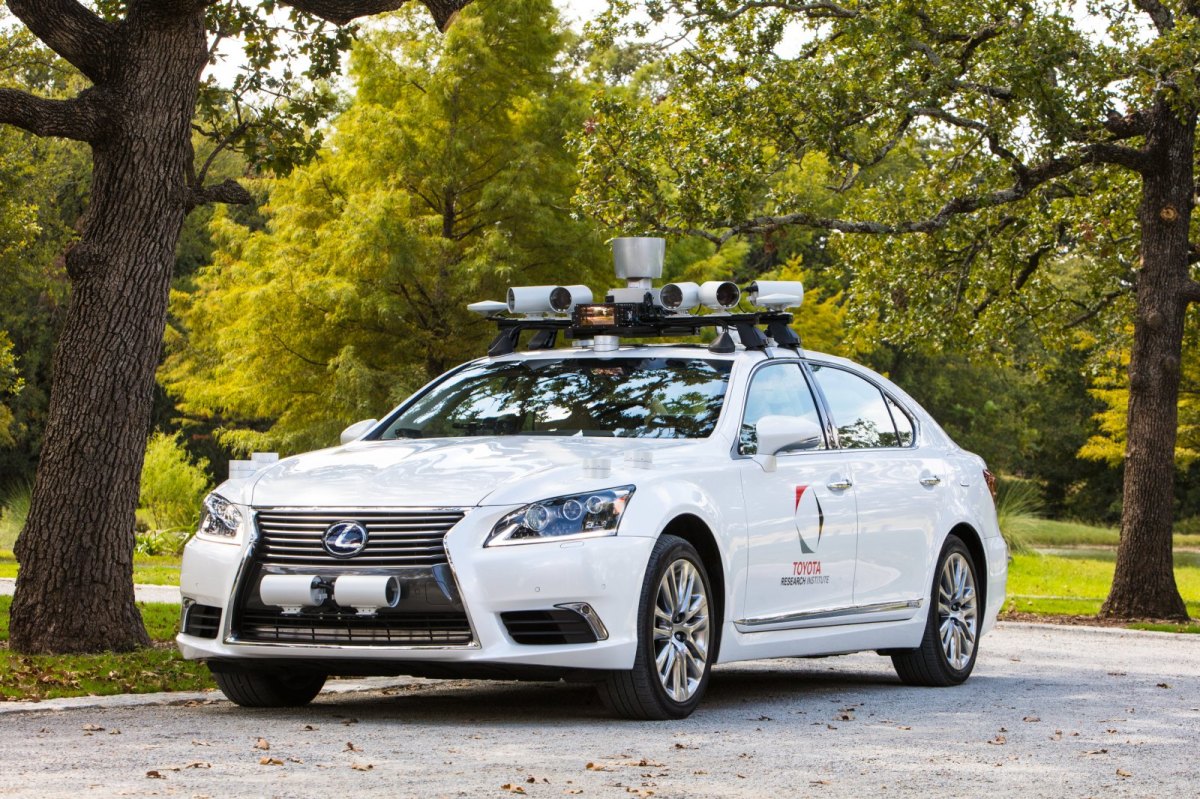 Der Lexus LS 600hL fährt als Testauto im Silicon Valley.