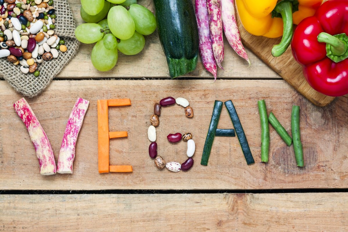 Buntes Gemüse mit "Vegan".