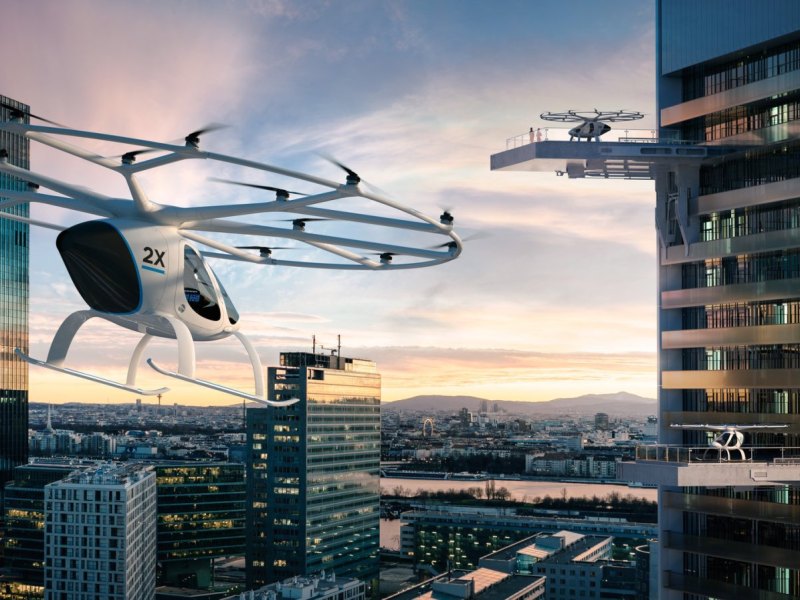 Volocopter fliegen in einer Stadt aus Hochhäusern