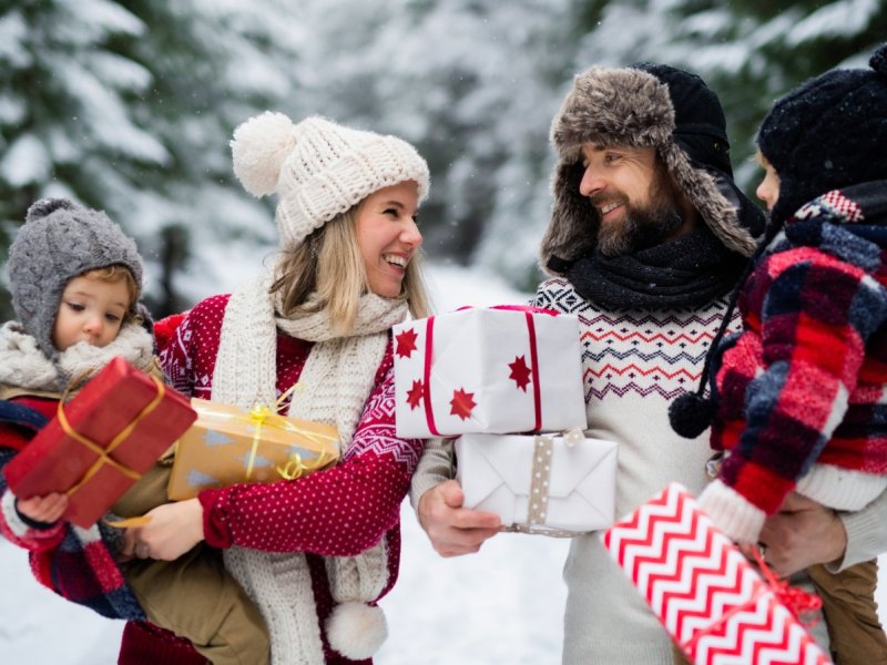 Reich beschenkte Familie im Schnee